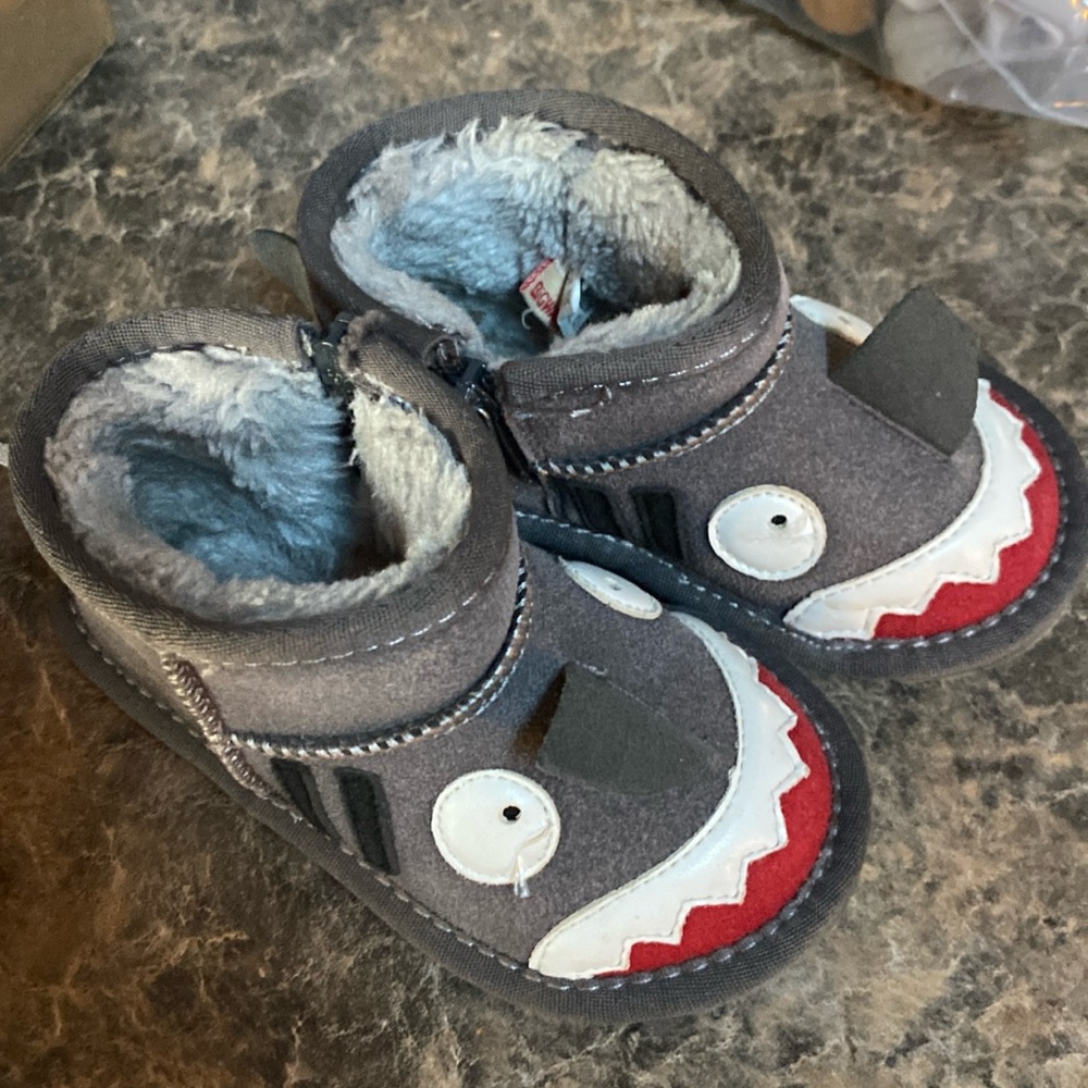 BIG WASP | Toddler Shark Slip On Winter Boots Size 7